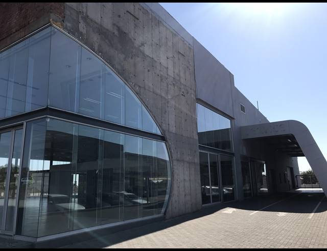 3,050M² SHOWROOM TO LET IN WATERVAL EAST